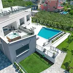 Vila Luxurious Meri *
