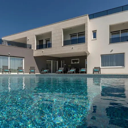 Luxurious Meri Villa *