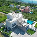 Villa Luxurious Meri *