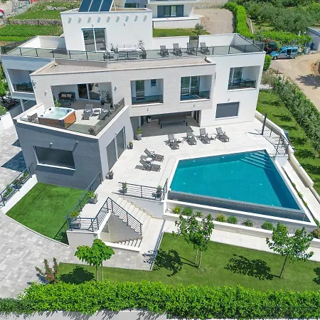 Villa Luxurious Meri *