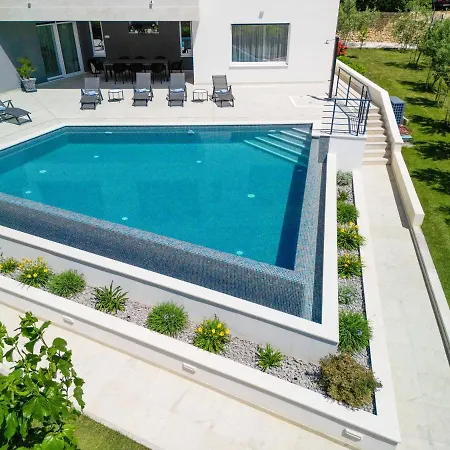 Villa Luxurious Meri *