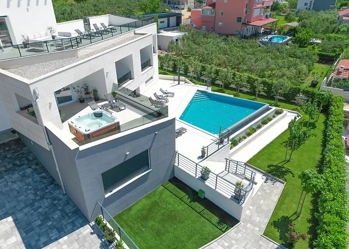 Villa Luxurious Meri *